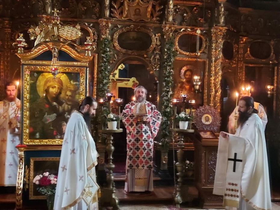 Moment din Sfânta Liturghie oficiată de PS Nichifor Botoșăneanul la Biserica Talpalari