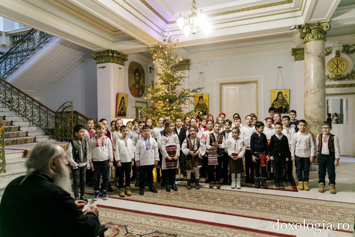 Şcoala „B.P. Haşdeu” din Iași – Colindători la Reședința Mitropolitană 2023