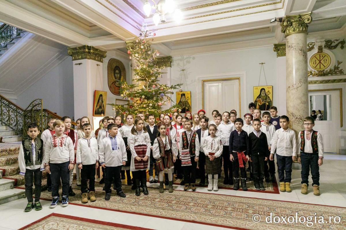 Şcoala „B.P. Haşdeu” din Iași – Colindători la Reședința Mitropolitană 2023