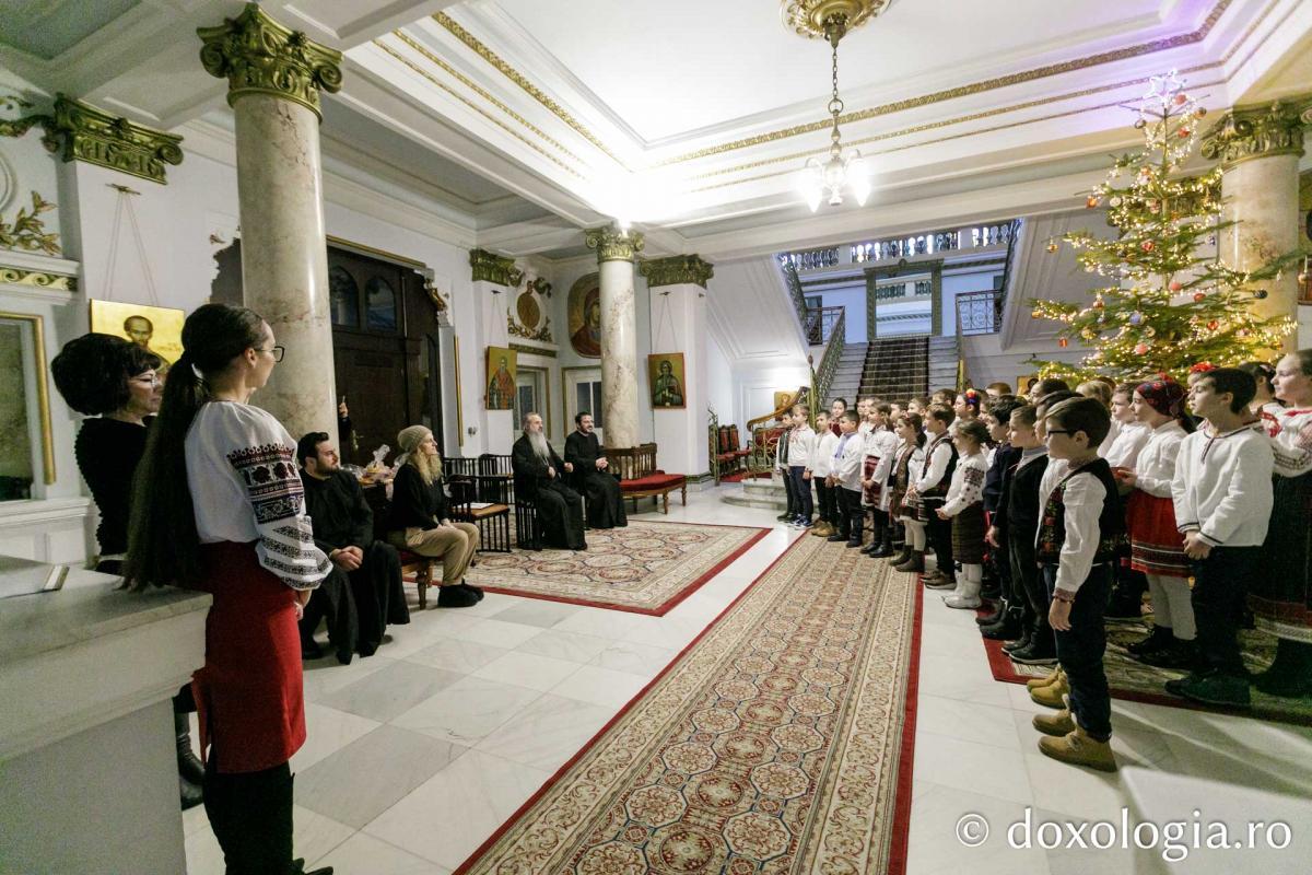 Şcoala „B.P. Haşdeu” din Iași – Colindători la Reședința Mitropolitană 2023