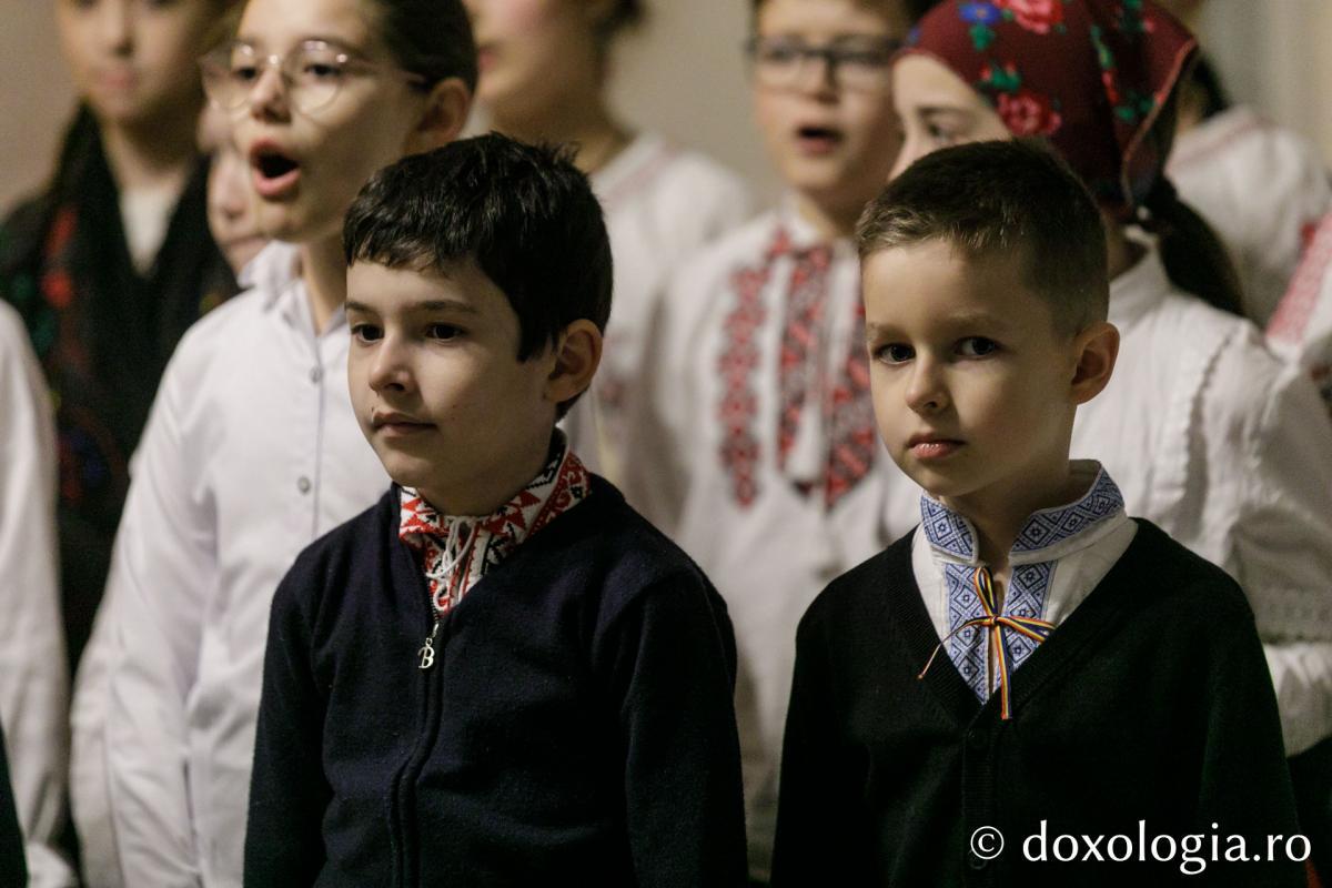 Şcoala „B.P. Haşdeu” din Iași – Colindători la Reședința Mitropolitană 2023