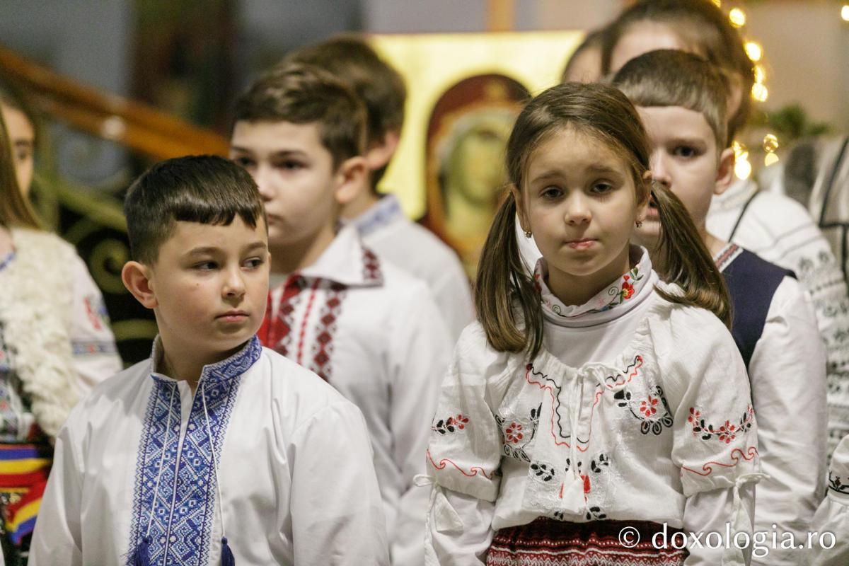 Şcoala „B.P. Haşdeu” din Iași – Colindători la Reședința Mitropolitană 2023