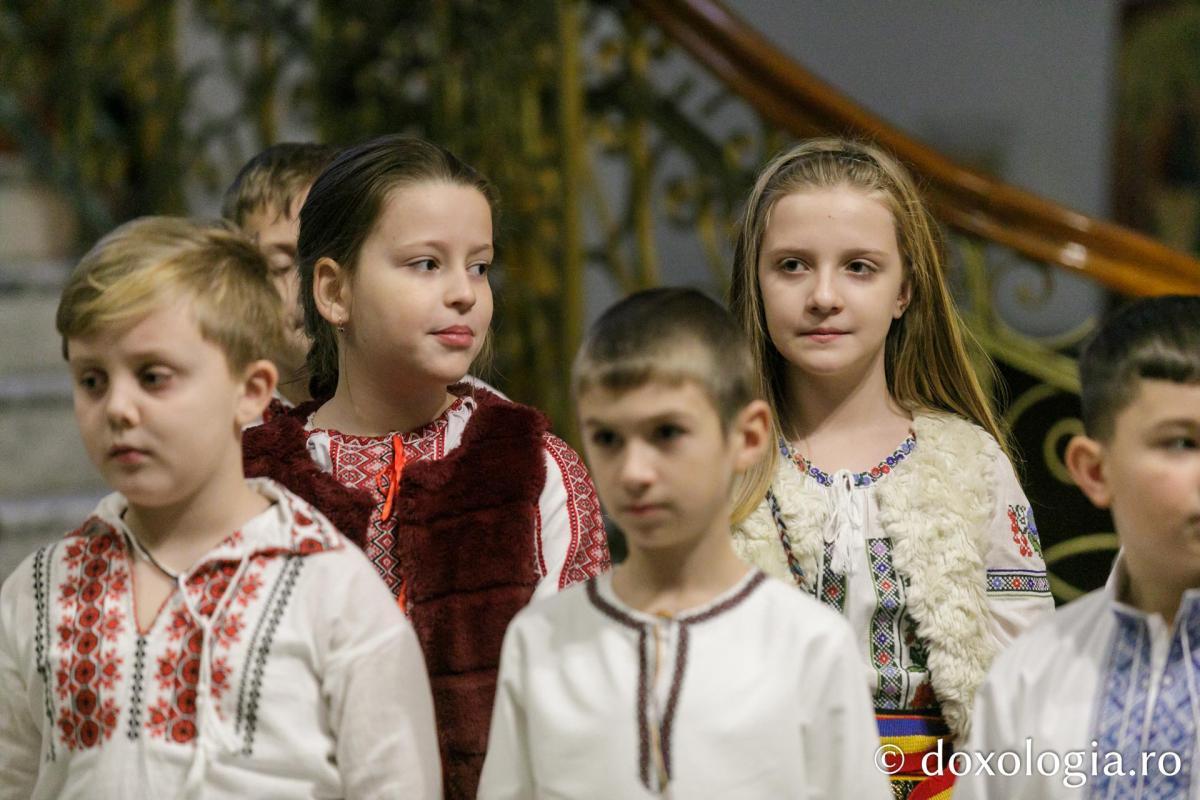 Şcoala „B.P. Haşdeu” din Iași – Colindători la Reședința Mitropolitană 2023
