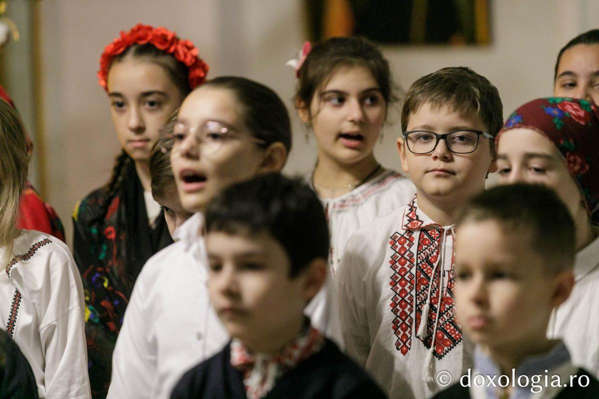 Şcoala „B.P. Haşdeu” din Iași – Colindători la Reședința Mitropolitană 2023
