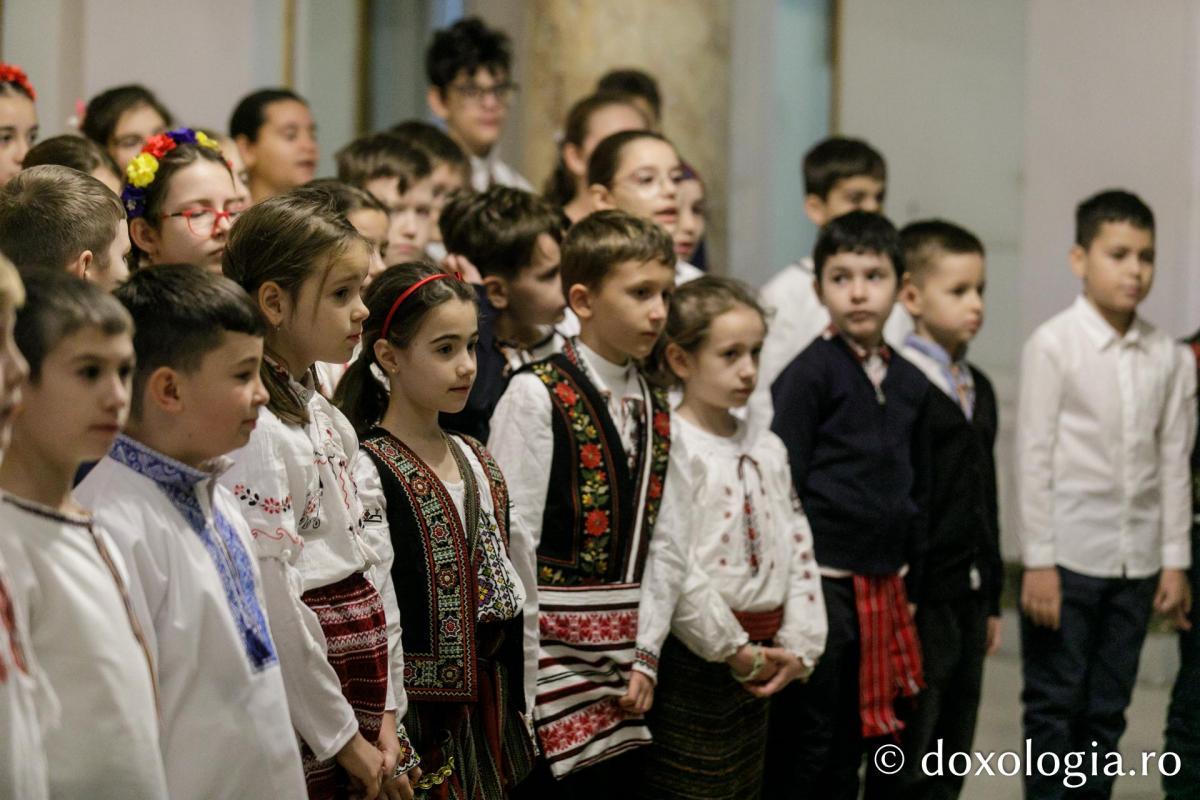 Şcoala „B.P. Haşdeu” din Iași – Colindători la Reședința Mitropolitană 2023