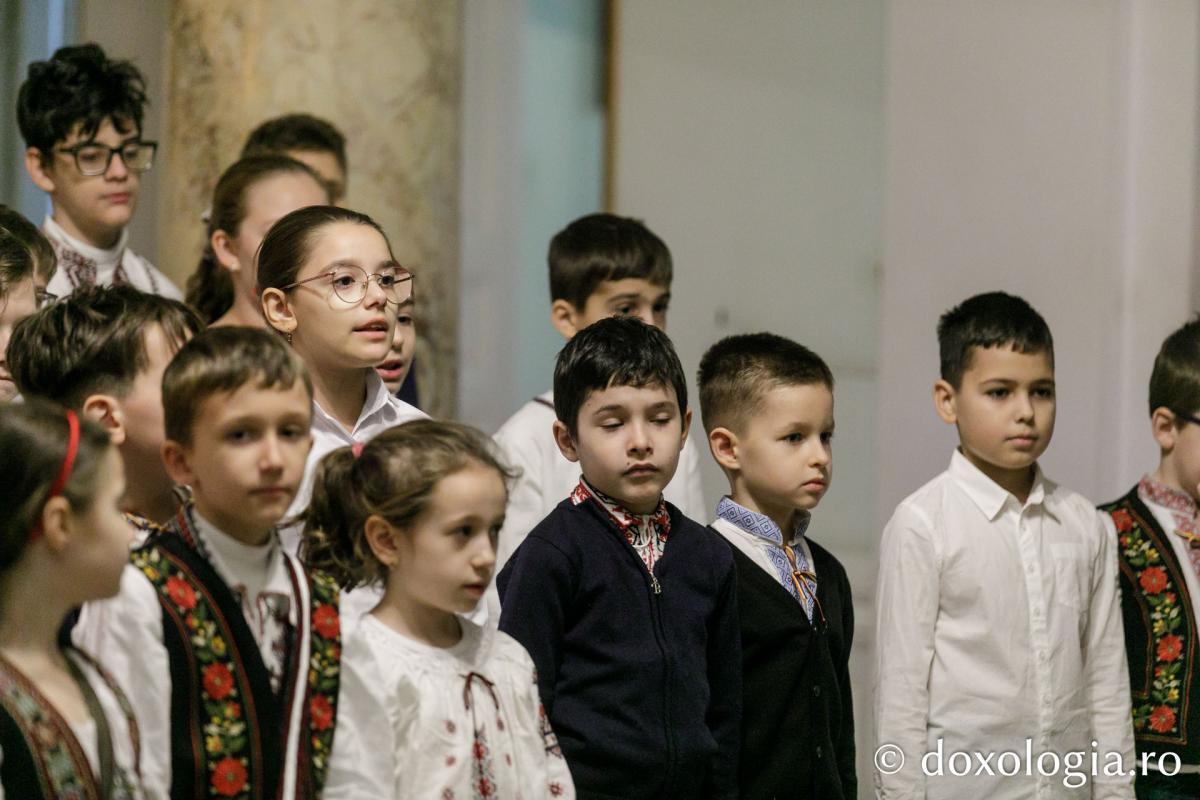 Şcoala „B.P. Haşdeu” din Iași – Colindători la Reședința Mitropolitană 2023