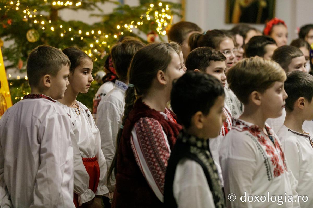 Şcoala „B.P. Haşdeu” din Iași – Colindători la Reședința Mitropolitană 2023