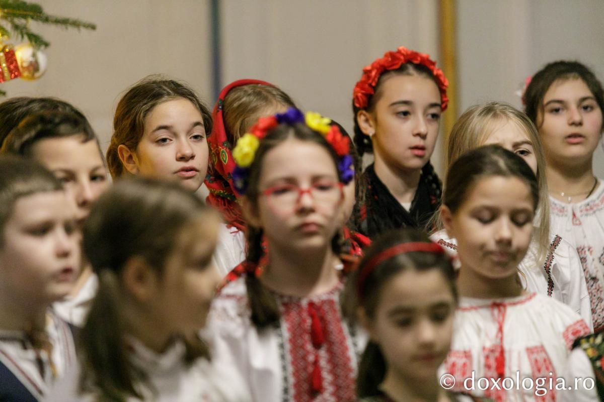 Şcoala „B.P. Haşdeu” din Iași – Colindători la Reședința Mitropolitană 2023