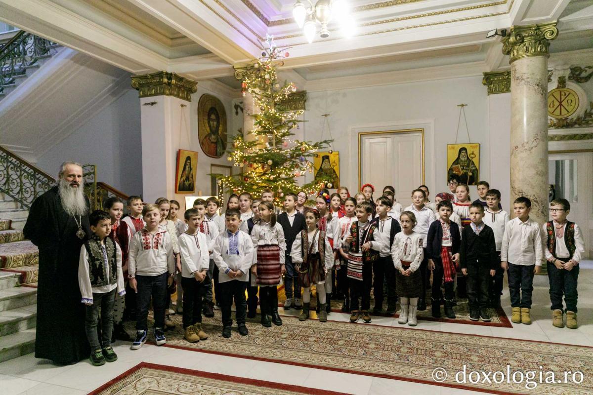 Şcoala „B.P. Haşdeu” din Iași – Colindători la Reședința Mitropolitană 2023Şcoala „B.P. Haşdeu” din Iași – Colindători la Reședința Mitropolitană 2023